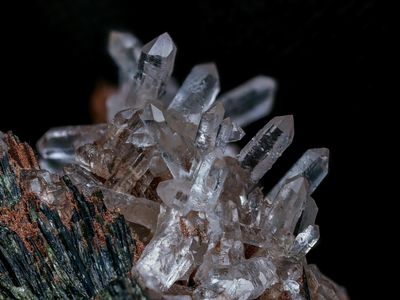 Minimalist crystal-like structure for clear mind